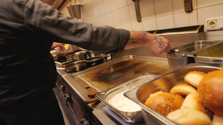 Die Altfett-Mafia: Kriminelle stehlen bundesweit altes Speisefett im Millionenwert / Recherche des Saarländischen Rundfunks beleuchtet Geschäft mit ungewöhnlichem Diebesgut