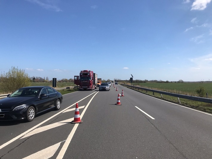 POL-CUX: Aktuelle Verkehrsbehinderung auf der B437 zwischen der Anschlussstelle Stotel der BAB 27 und dem Wesertunnel (Lichtbild in der Anlage)