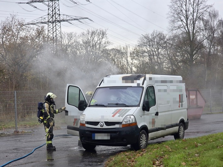FW Hünxe: Brennender Kleinbus