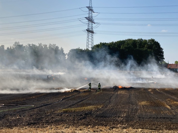 FW-EN: Großbrand auf Feld drohte auf Siedlung überzugreifen. 100 Feuerwehrkräfte in Hattingen im Einsatz