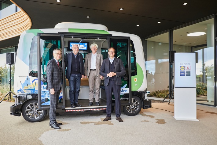 Autonomes Shuttle für Lidl-Mitarbeiter in Bad Wimpfen / Baden-Württembergischer Verkehrsminister Winfried Hermann besichtigt emissionsfreie Transportmöglichkeit zur Lidl-Hauptverwaltung