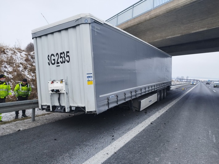 POL-HI: Sattelauflieger löst sich von der Zugmaschine - Glück im Unglück!