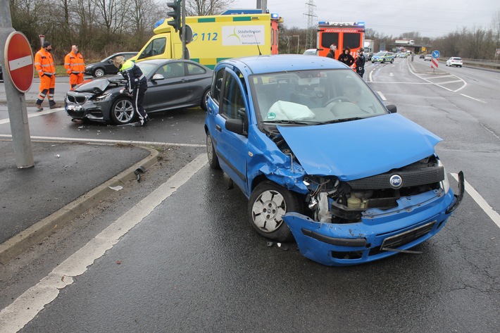 POL-AC: Zwei Verletzte nach Unfall