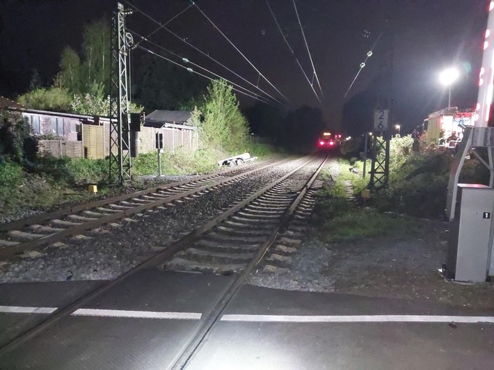 BPOL-HB: Zug erfasst PKW-Anhänger in Bremen-St. Magnus - Bundespolizei sucht Zeugen!