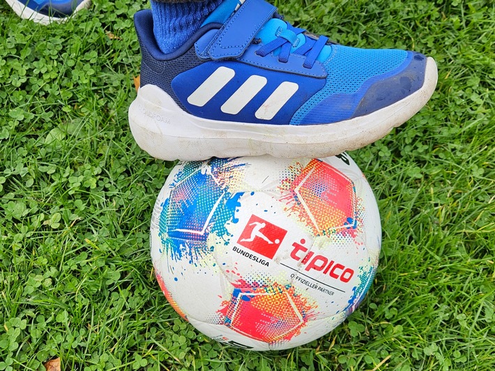 Kinder mit Fußbällen in die Wettfalle locken