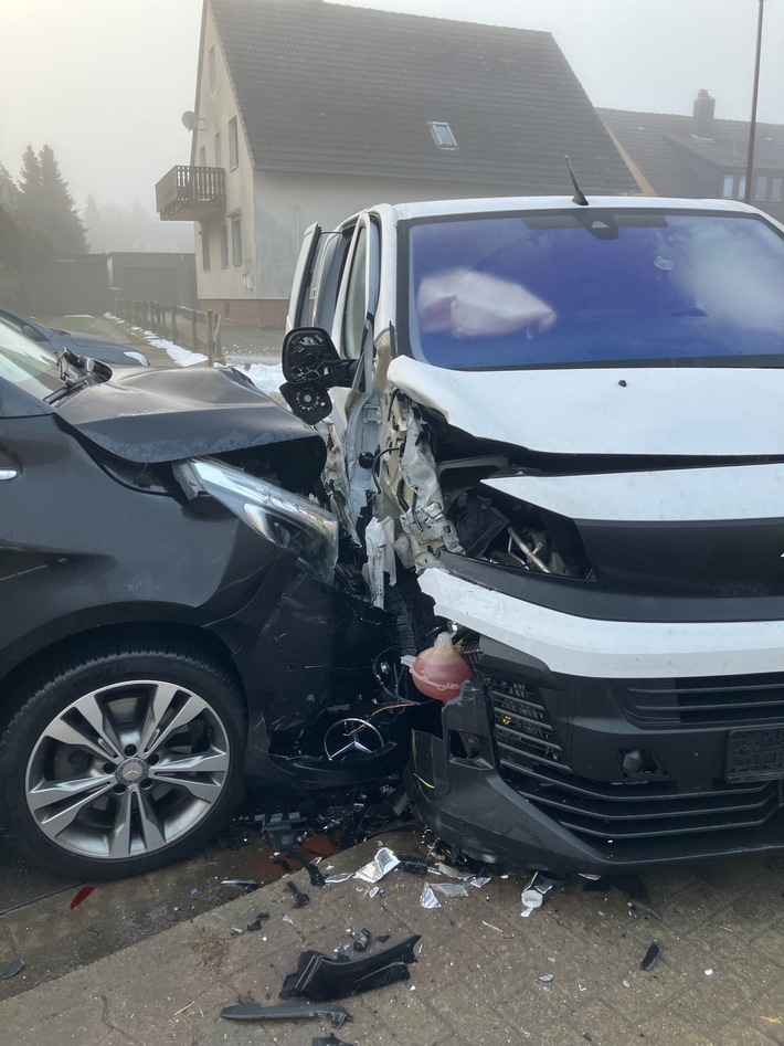 POL-HI: Verkehrsunfall mit vier beteiligten Fahrzeugen und hohen Sachschaden