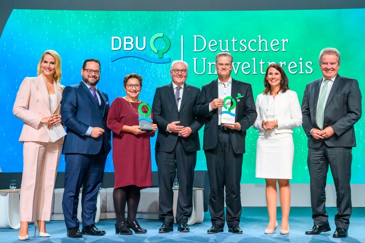 "Mit mutigen Entscheidungen heute positive Wechselwirkungen für morgen auslösen"/ Bundespräsident überreichte heute Deutschen Umweltpreis der DBU - Kögel-Knabner und Schneider geehrt