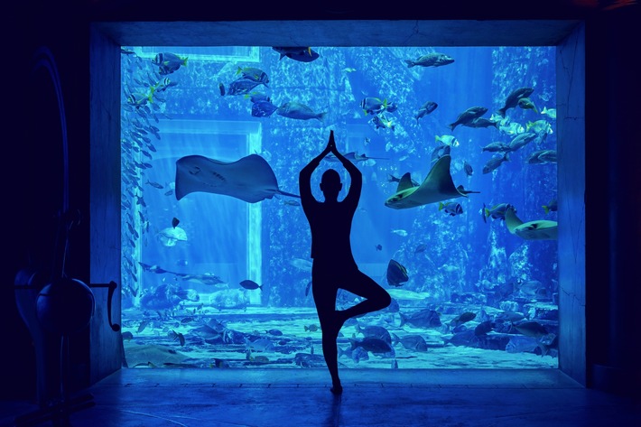 „Namaste&quot; aus dem Atlantis, The Palm: Kostenfreier Unterwasser-Yoga-Livestream aus dem Lost Chambers Aquarium am International Yoga Day