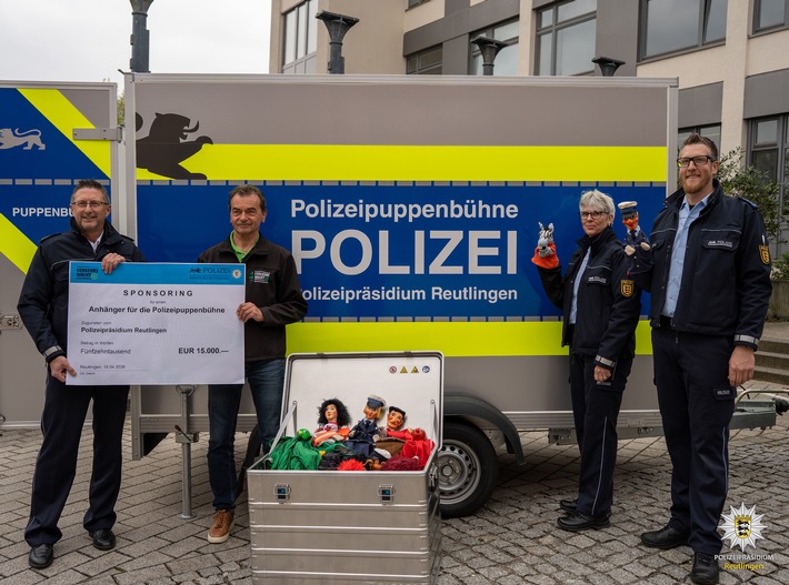 POL-RT: Feierliche Übergabe des neuen Anhängers für die Polizeipuppenbühne der Prävention
