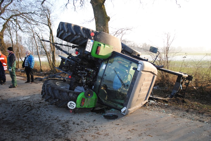 POL-NI: Hoyerhagen- Traktorgespann verunglückt