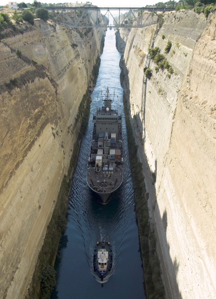 Marine: Foto der Woche Eine enge Angelegenheit - der Tendel "Mosel" im Kanal von Korinth