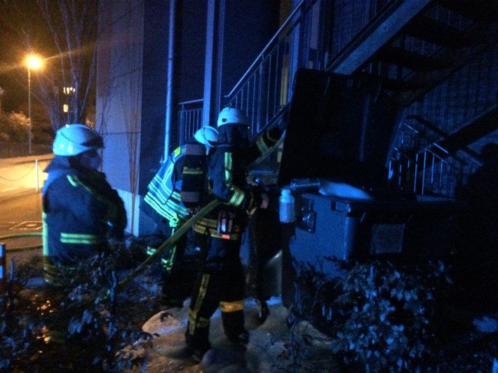 FW-EN: Drei Kleinbrände in Hattinger Innenstadt am Samstagabend