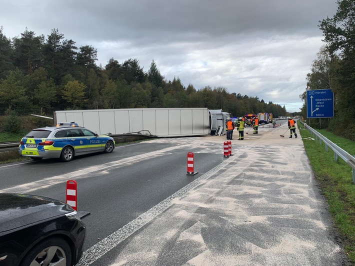 POL-MS: Verkehrsunfall mit einem Sattelzug und zwei schwewr Verletzten - BAB A30 voll gesperrt