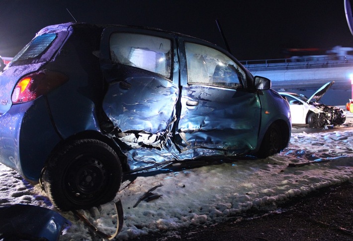 POL-RBK: Bergisch Gladbach - Zwei Personen bei Verkehrsunfall an Autobahnauffahrt verletzt