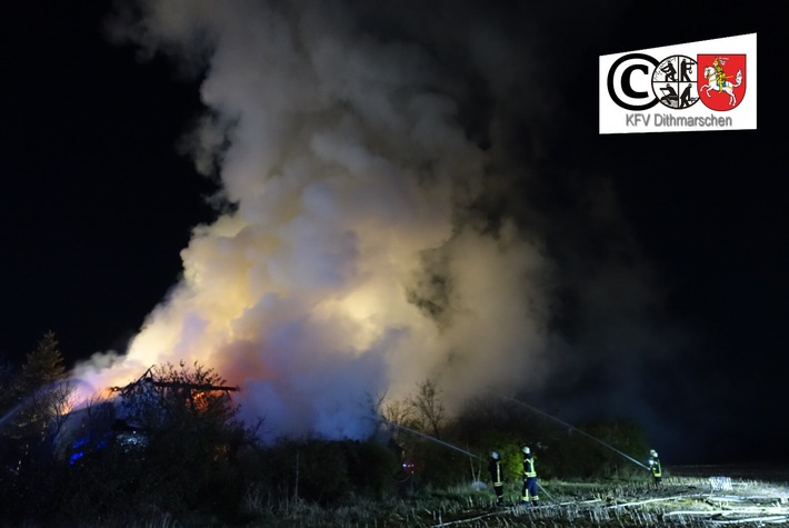 FW-HEI: FOLGEMELDUNG: Großfeuer in Eddelak - Bewohner eines Reetdachhauses wird nach Brand weiterhin vermisst