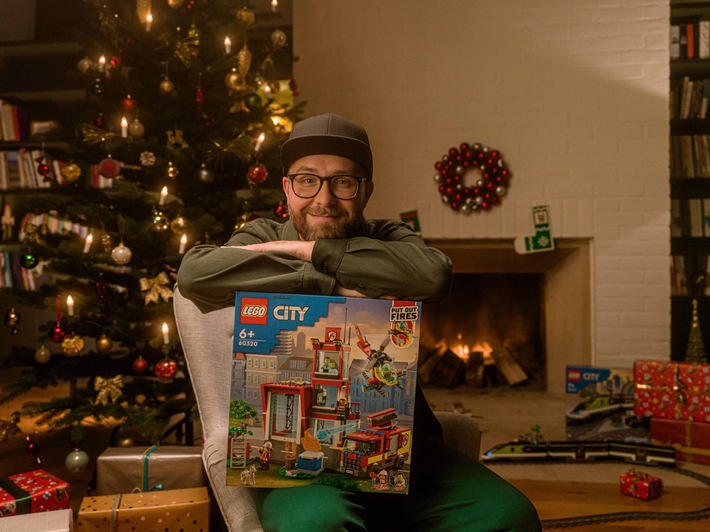 LEGO-Build-to-Give-2022-Weihnachtself-Mark-Forster-scaled.jpg
