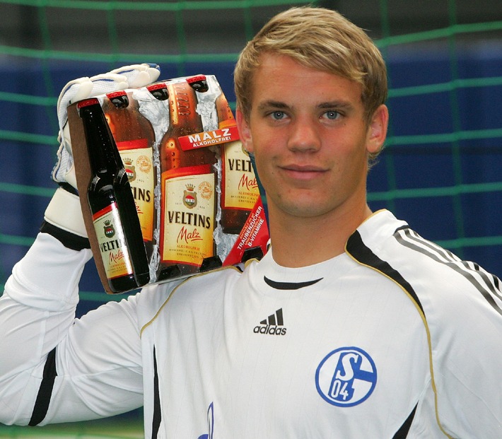 Königsblaue Knappen setzen auf neues Sportgetränk / Veltins Malz gibt Mannschaft des FC Schalke 04 neue Energie