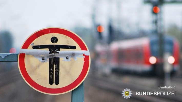 Bundespolizeidirektion München: Zug muss wegen Gleisläufer Schnellbremsen Über 500 Verspätungsminuten