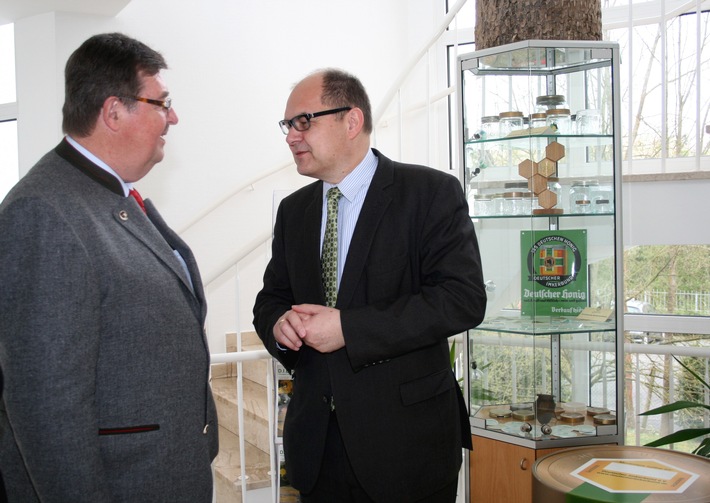 Christian Schmidt besucht "Haus des Imkers" / Lebensbedingungen für Blüten bestäubende Insekten müssen vor allem auf dem Lande verbessert werden (FOTO)