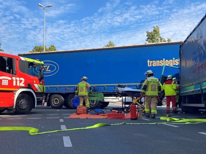 FW-GLA: Schwerer Lkw-Unfall an der Europabrücke- Eine Person eingeklemmt