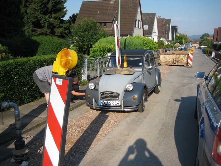 POL-HOL: "Übermut tut selten gut": Verkehrsbake auf PKW gestellt - "Ente" wurde zerkratzt / Außerdem Luft abgelassen -