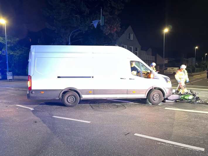 POL-RBK: Bergisch Gladbach - Motorradfahrer bei Zusammenstoß mit Kastenwagen lebensgefährlich verletzt