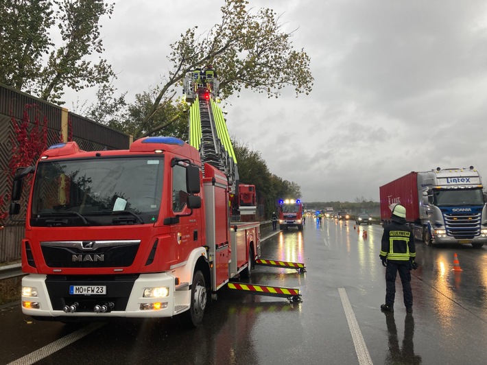 FW Moers: Sturmtief &quot;Ignatz&quot; sorgt für 10 Einsätze im Stadtgebiet Moers