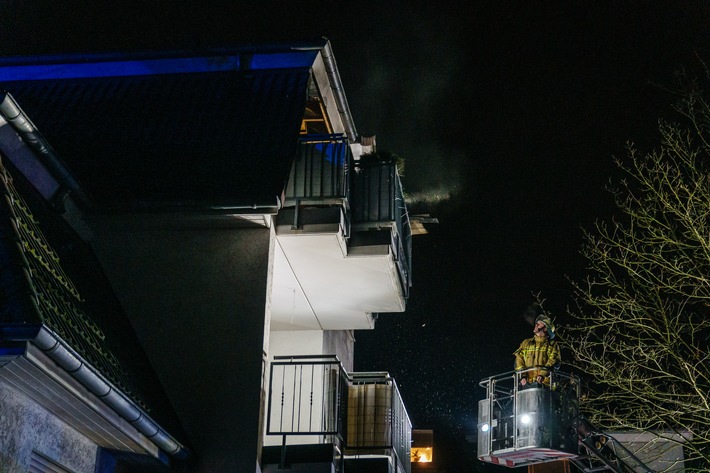 FW Menden: Balkonbrand - Nachbar verhindert Schlimmeres