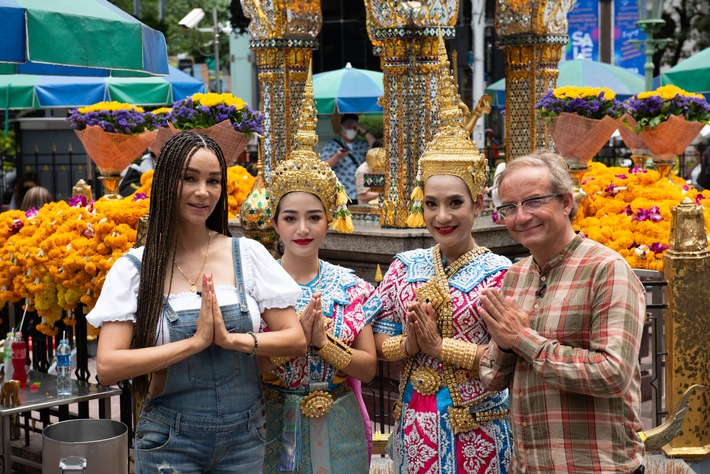 Abenteuer statt All Inclusive: Verona Pooth und Wigald Boning begeben sich für ProSieben in Thailand auf einen Crashkurs der Traditionen
