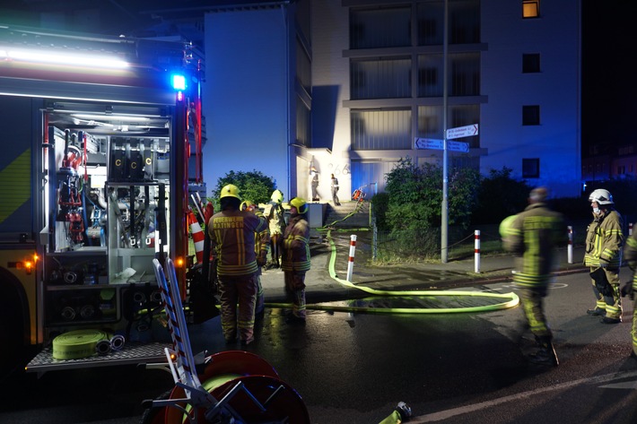 FW Ratingen: Kellerbrand fordert eine verletzte Person - Feuerwehr Ratingen im Einsatz