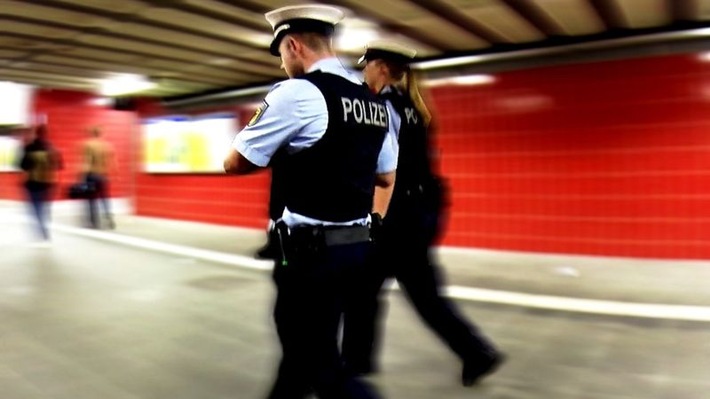 Bundespolizeidirektion München: Attacke auf 28-Jährigen - keine Hilfe durch Reisende / Bundespolizei sucht nach Täter und Zeugen