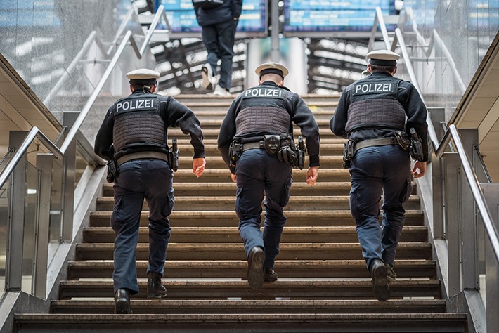 Bundespolizeidirektion München: Reinigungskraft rettet Verletzten unter Einsatz des eigenen Lebens