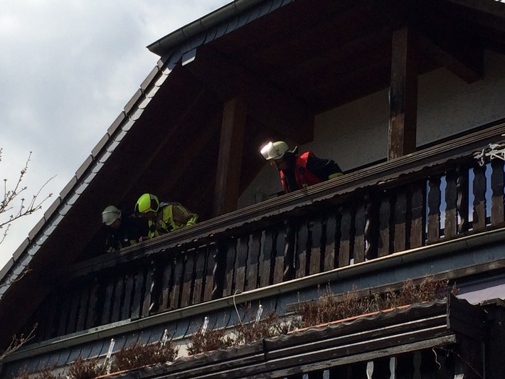 FW-Stolberg: Brand eines  Blumenkasten -  droht  auf hölzernen Balkon überzugreifen