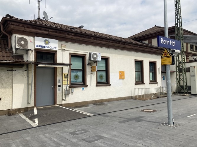 BPOL NRW: &quot;Nehmen Sie den Gürtel runter!&quot; - Bundespolizei mit dringendem Appell im Bonner Hauptbahnhof