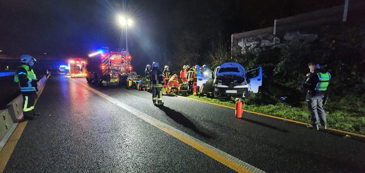 FW-MH: Ein Verletzter bei Verkehrsunfall auf der Autobahn A40
