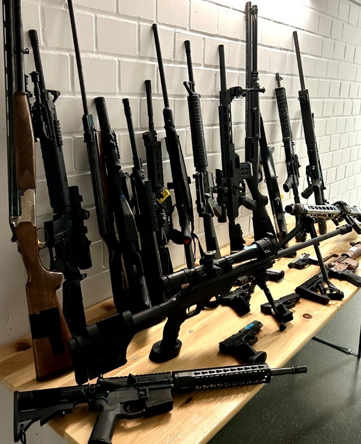 POL-EL: Wietmarschen/Lohne - Reichsbürger / Selbstverwalter - Erhebliche Mengen an Munition und Waffen bei Durchsuchung aufgefunden