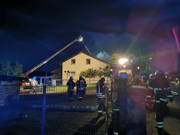 POL-PDPS: Brand eines Einfamilienhauses nach Blitzeinschlag in benachbarte Stromleitung
