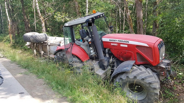 FW-Schermbeck: Traktor fuhr mit Wasserfass in den Graben