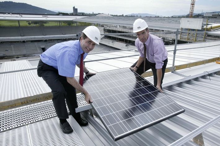 Stade de Suisse Wankdorf Bern - montage du premier panneau solaire: Début de la construction de la plus grande centrale solaire au monde intégrée au toit d