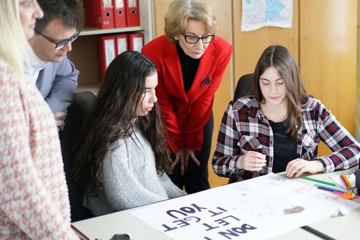 "bunt statt blau" im Unterricht: Bamberger Schüler diskutieren mit Gesundheitsministerin Huml über Rauschtrinken