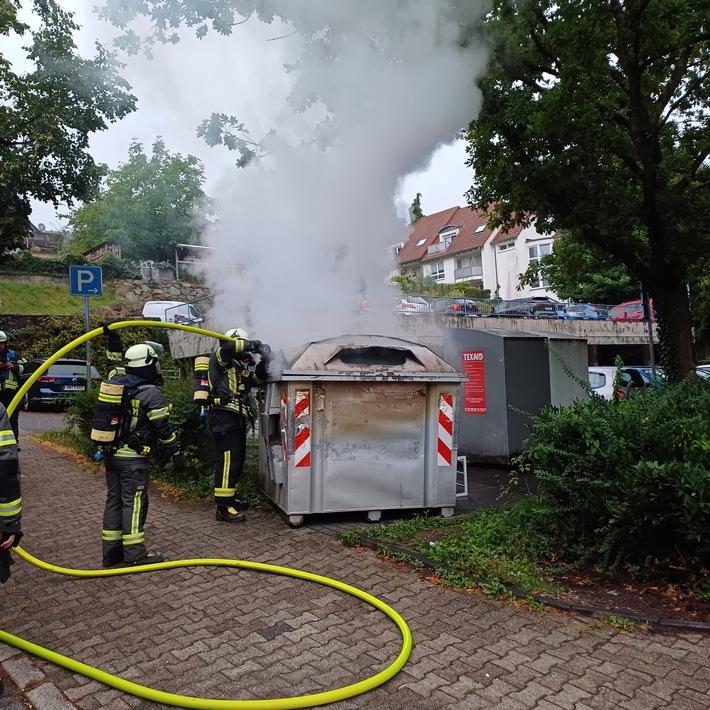 FW-EN: Wetter - Feuerwehr am Abend erneut wegen brennendem Papiercontainer unterwegs