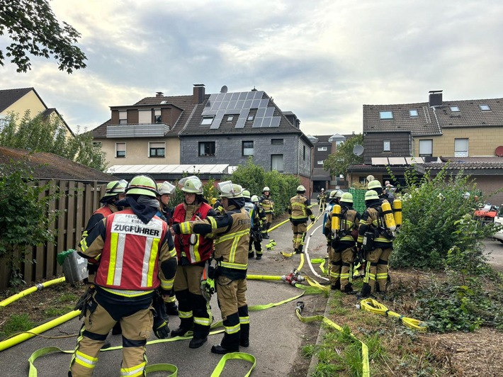 FW-E: Feuer im Bunker - Feuerwehr setzt Spezialtechnik ein