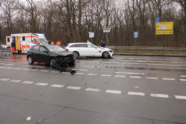 POL-DU: Neudorf-Süd: Zwei Verletzte nach Unfall auf Uhlenhorststraße