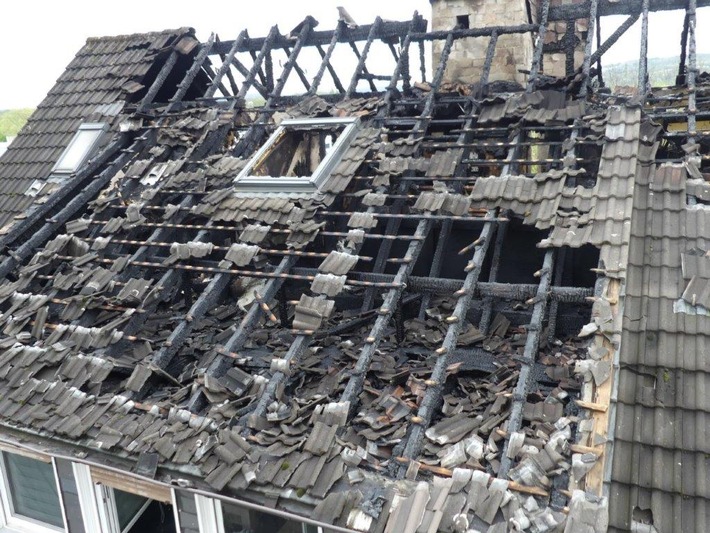 POL-UN: Schwerte - Dachstuhlbrand zerstört komplettes Mehrfamilienhaus in Westhofen