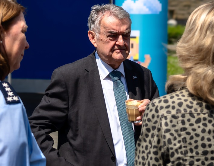 POL-DU: Stadtmitte: "Coffee with a cop" - Reul stellt sich den Fragen der Duisburgerinnen und Duisburger