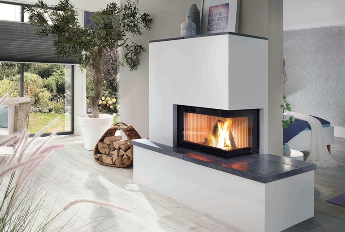 Raumgewinn durch schlanke Bauweise: Kompakter Heizkamin mit Aufsatzspeicher
