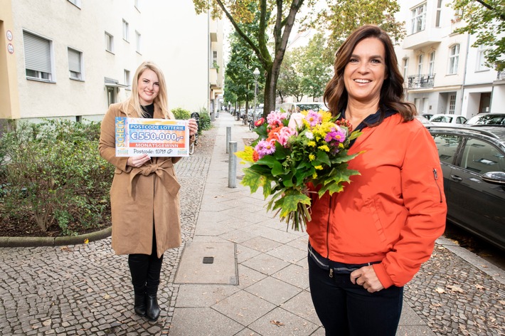 Katarina Witt überrascht Charlottenburger mit Millionen-Gewinn der Deutschen Postcode Lotterie