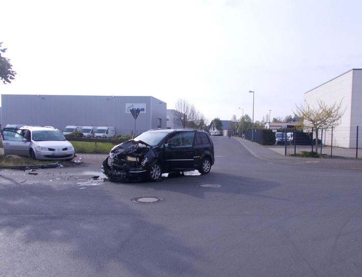 POL-NE: Unfall an Kreuzung fordert Verletzte