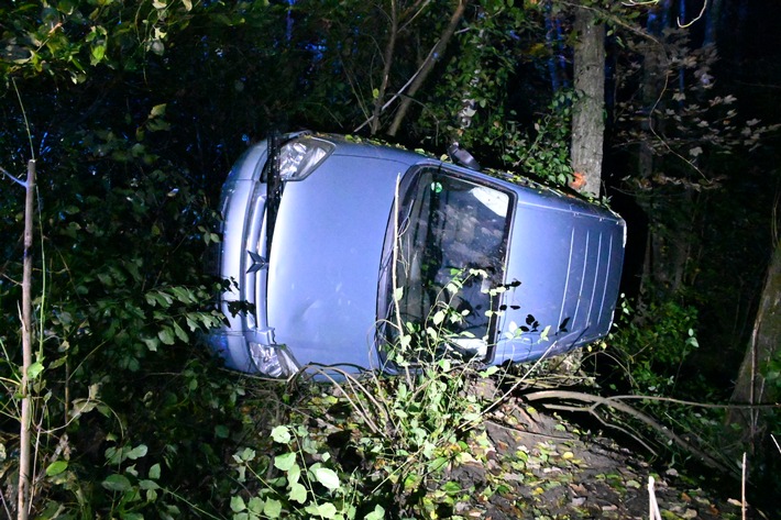 FF Olsberg: Verkehrsunfall nach Diebstahl und Verfolgungsjagd mit der Polizei in Olsberg