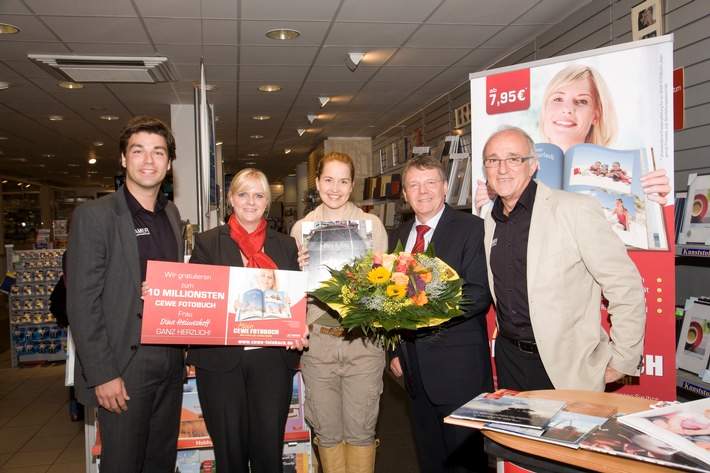 Das zehnmillionste CEWE FOTOBUCH wurde heute in Bochum feierlich übergeben / CEWE COLOR: Der Marktführer feiert Jubiläum bei Foto Hamer (mit Bild)